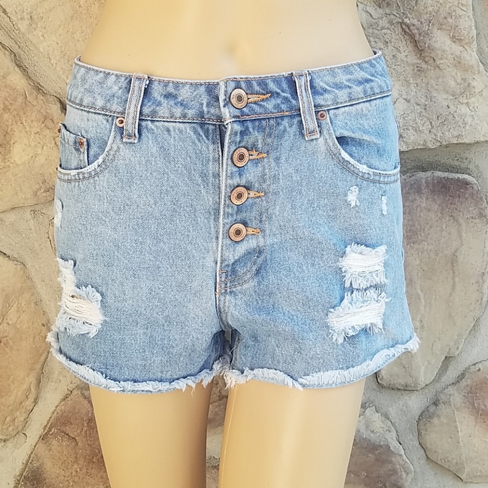 FOREVER 21 | Light Wash Buttonfly Distressed Short